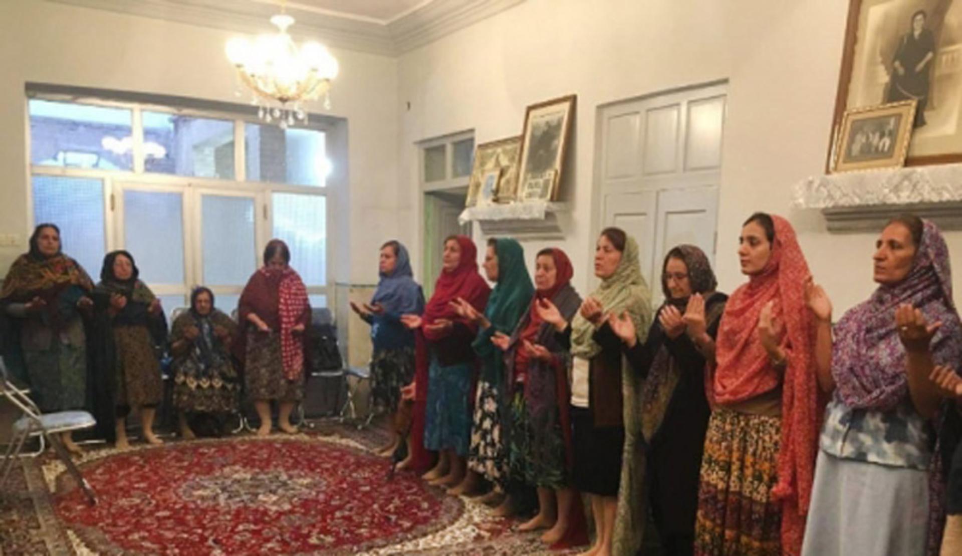 بانوان زرتشتی در حال نیایش در جشن اردیبهشتگان