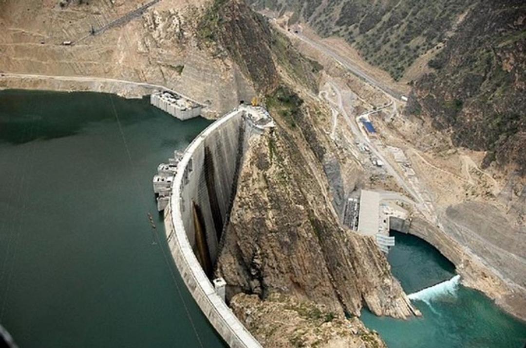 نمایی از بالا از سد رودخانه کارون