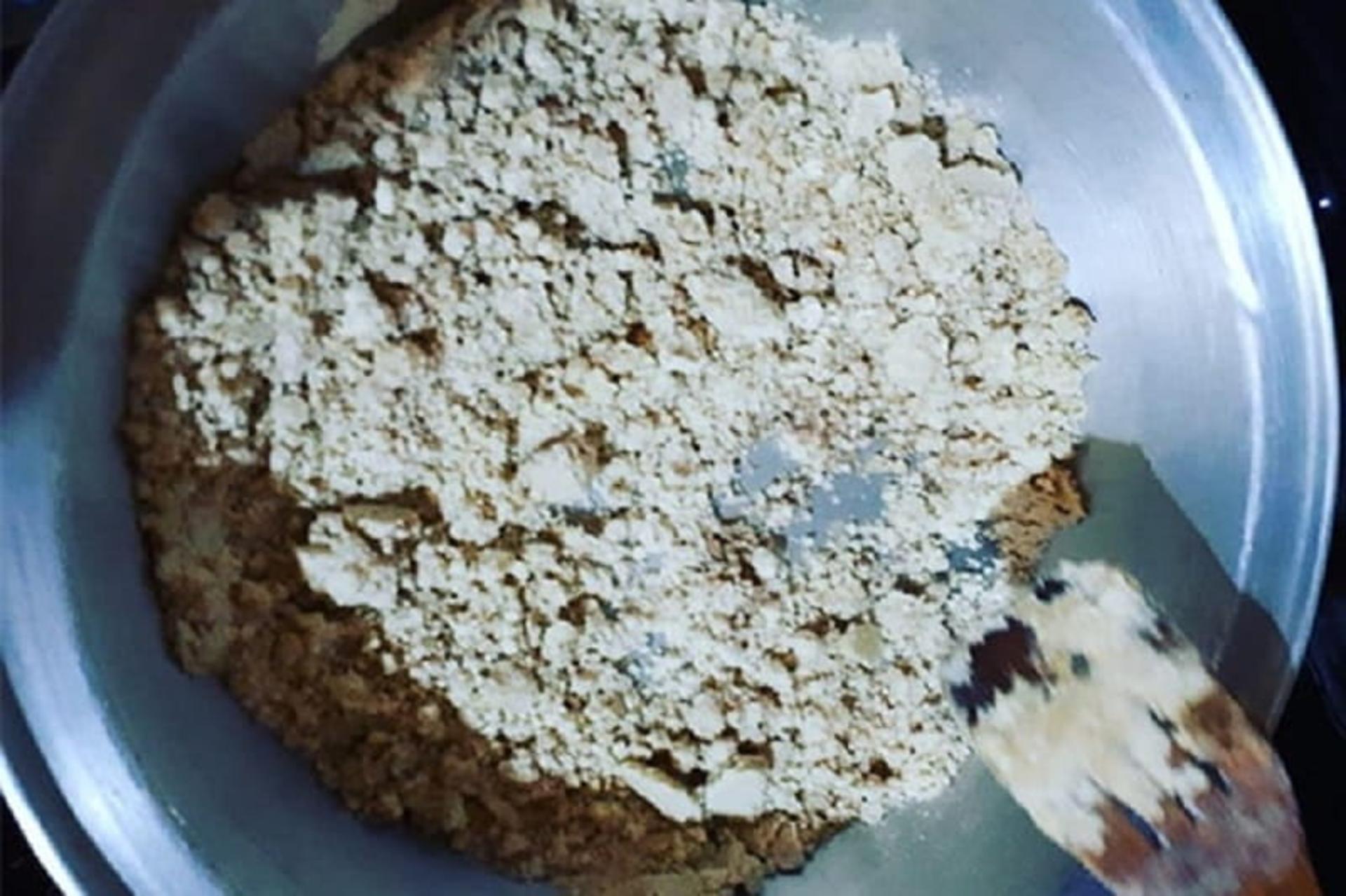 اضافه کردن روغن و کره به آرد