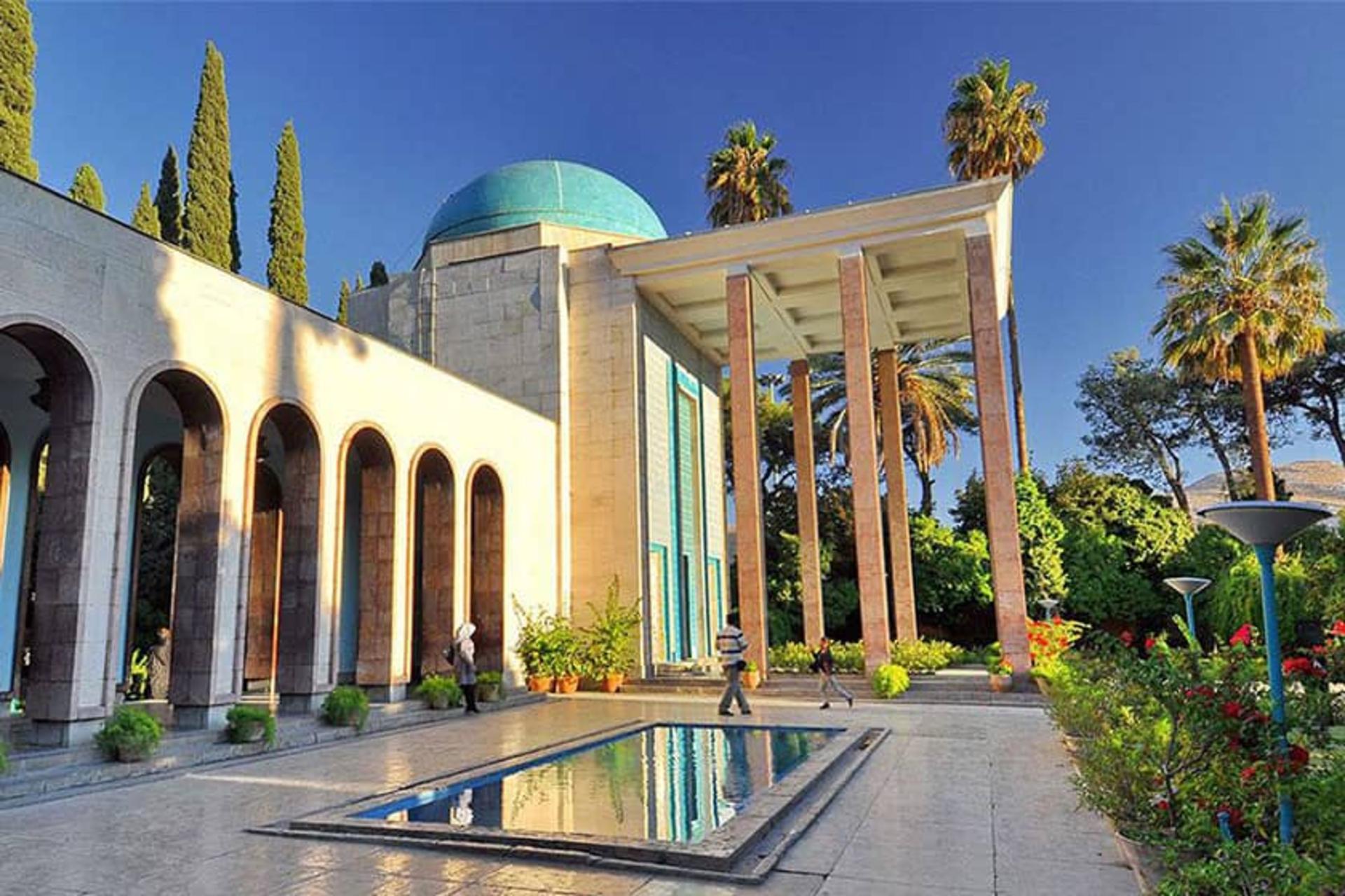 مقبره سعدی در شیراز در بهار
