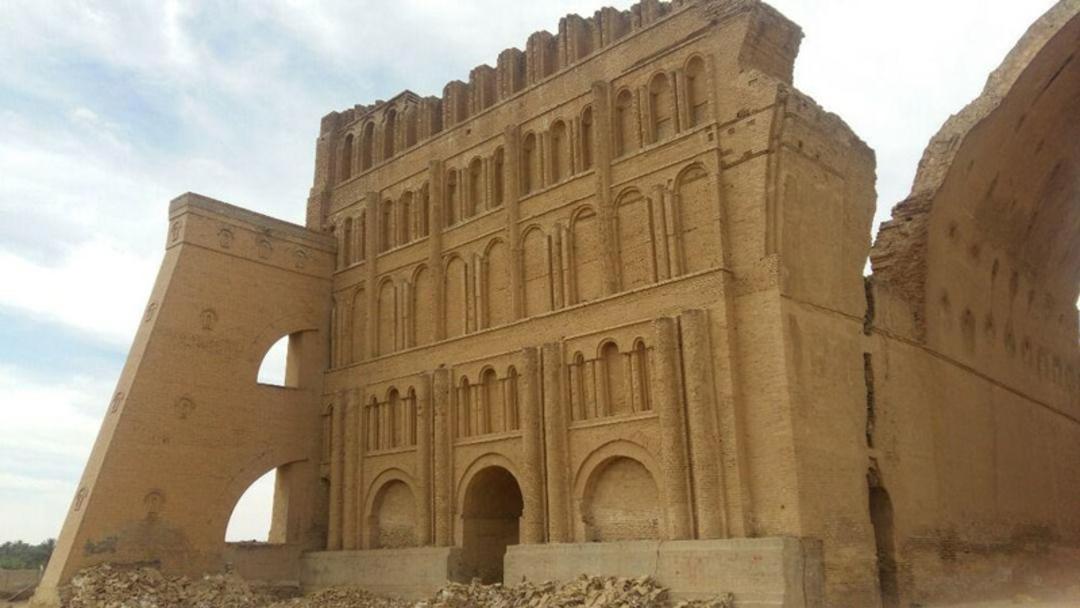دیوار طاق کسری و ستون های آن از نمای دور