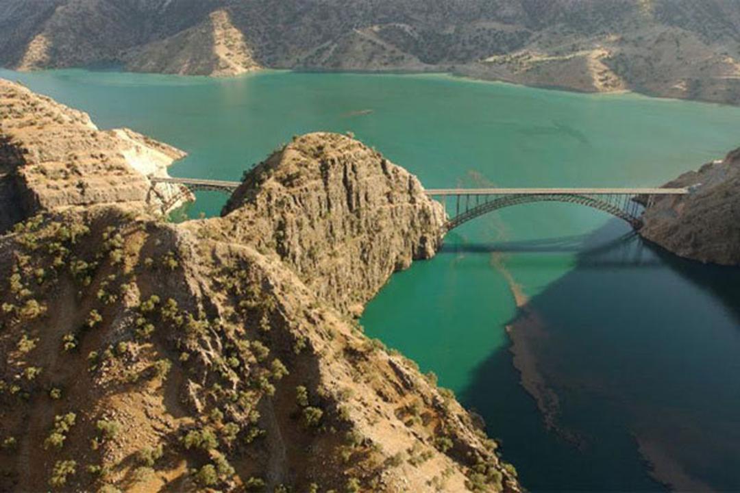رود کارون در میان کوه های اطراف خوزستان