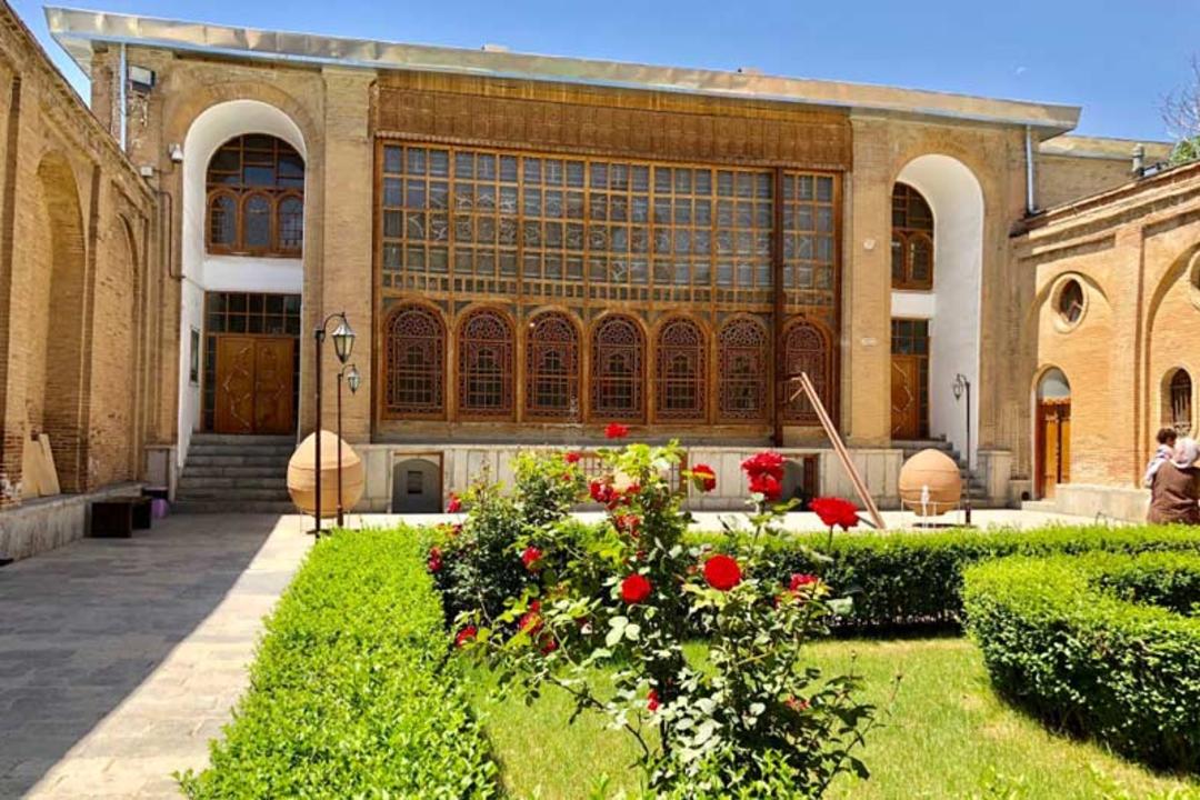 حیاط سرسبز عمارت سالار سعید (موزه سنندج)