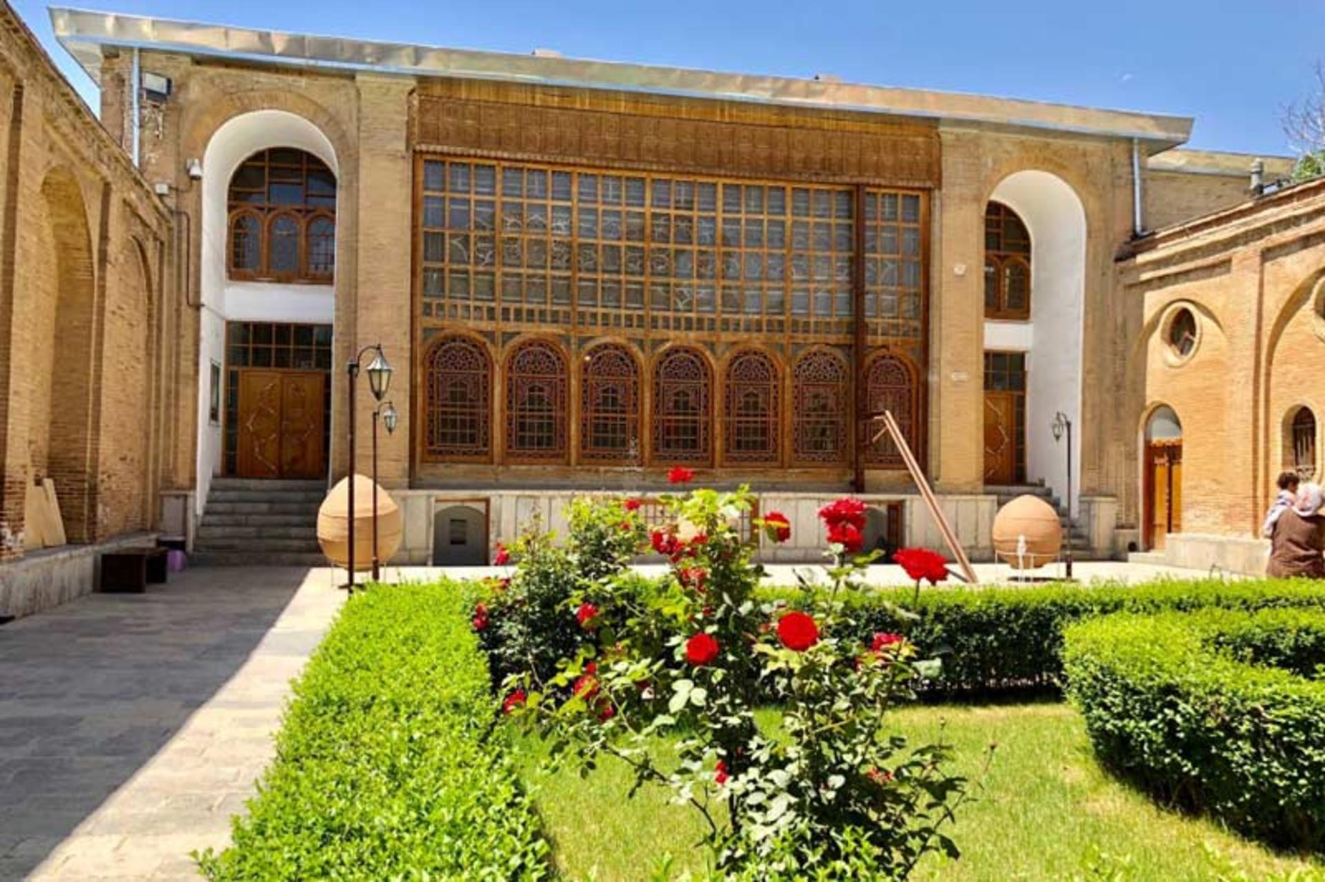 حیاط سرسبز عمارت سالار سعید (موزه سنندج)