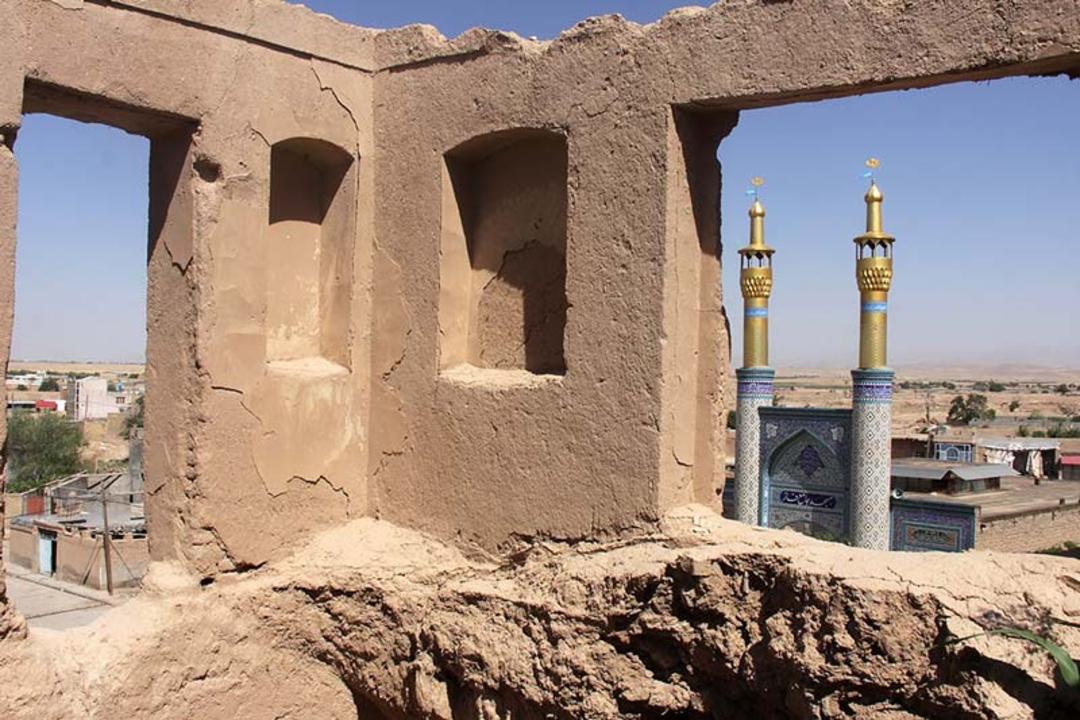 مناره در ویرانه های روستای پاژ