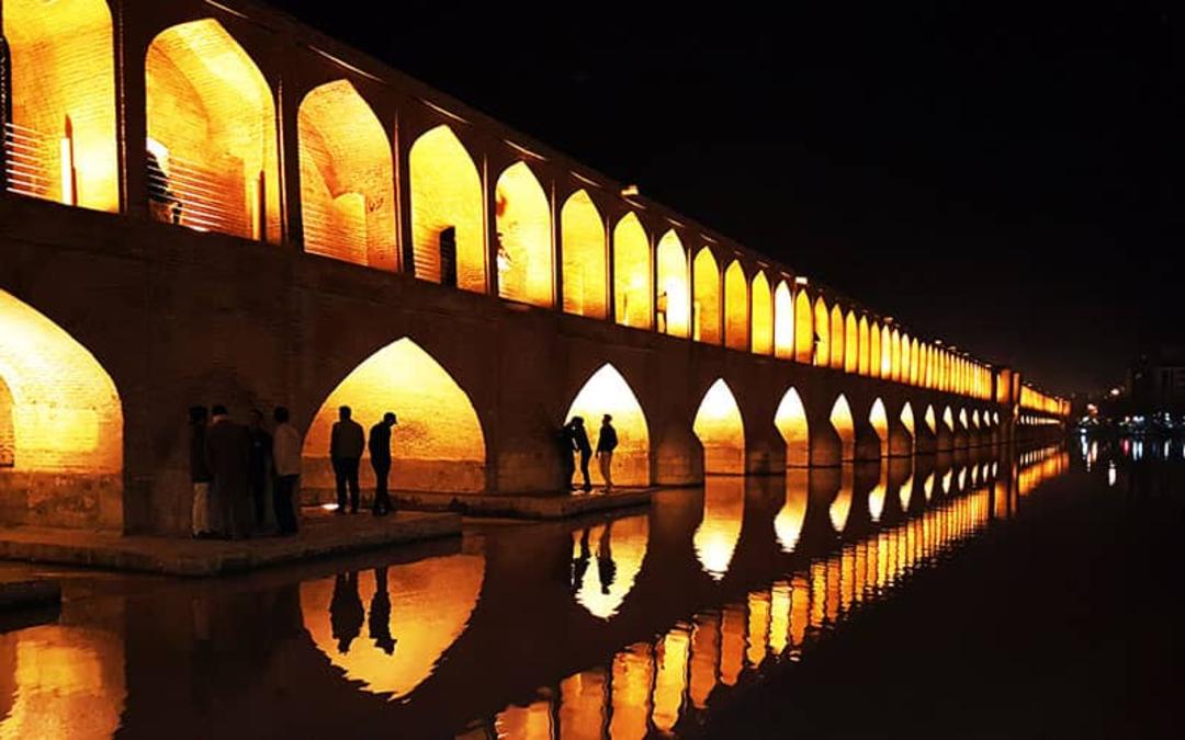 سی و سه پل اصفهان در شب