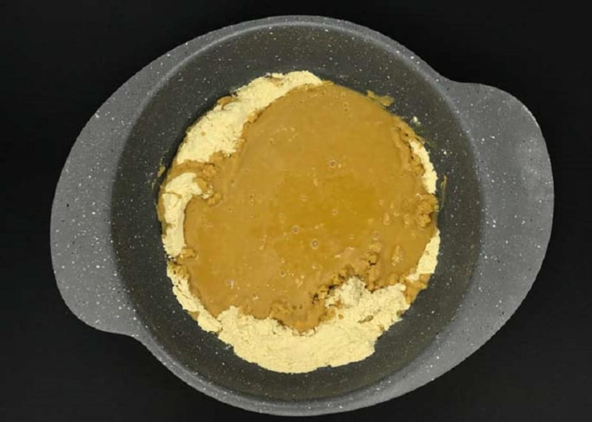 اضافه کردن روغن به آرد
