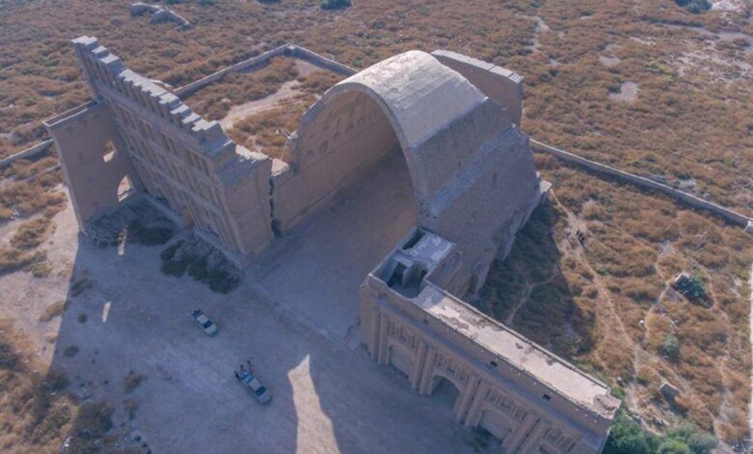طاق کسری و دیوارهای اطراف آن از نمای بالا