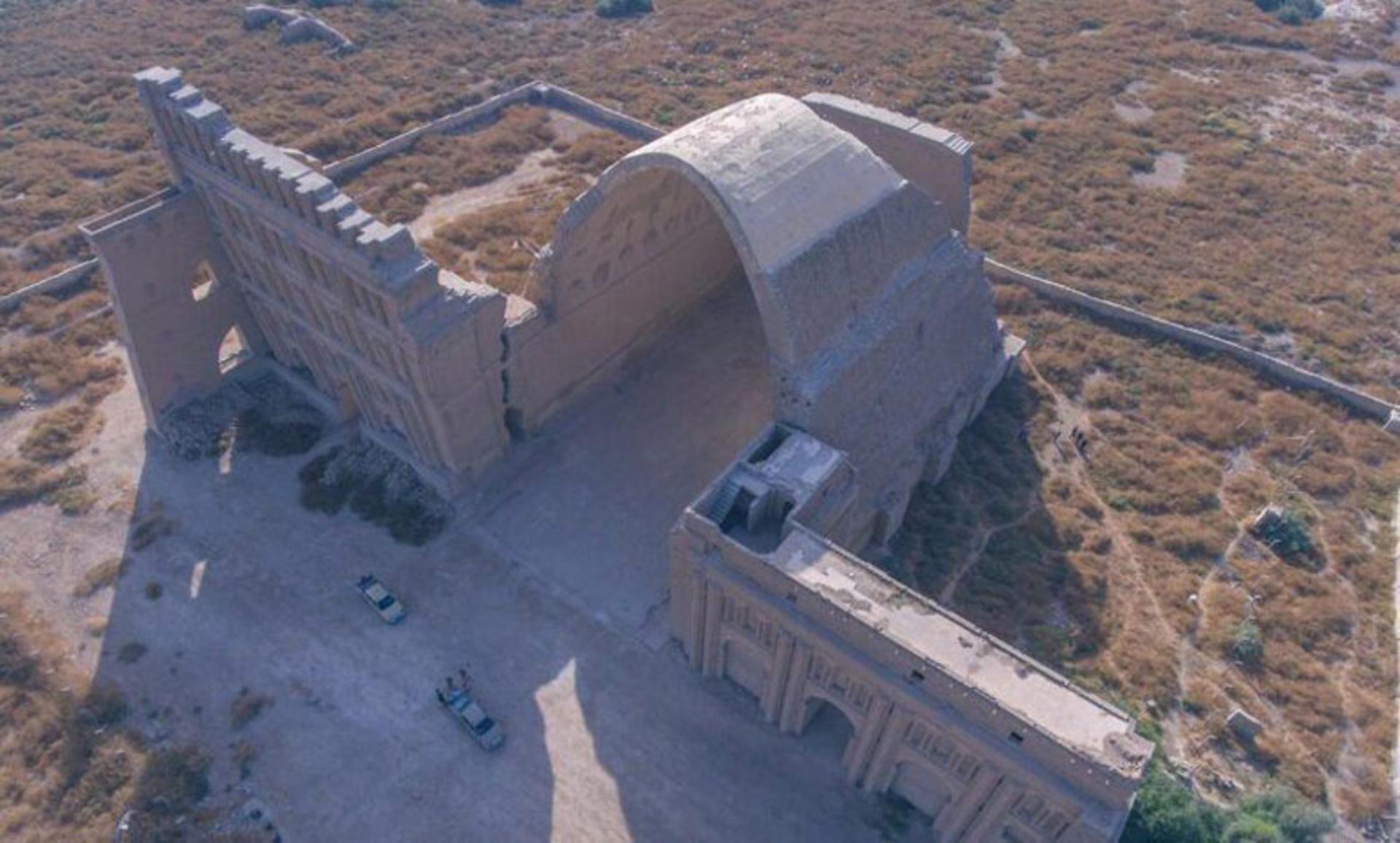 طاق کسری و دیوارهای اطراف آن از نمای بالا