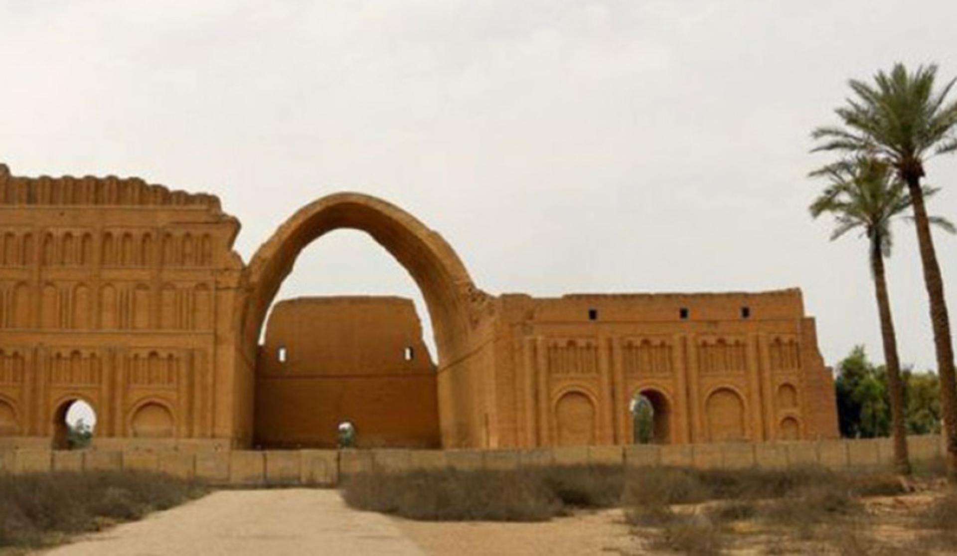 طاق کسری در کنار درخت نخل از نمای روبه رو