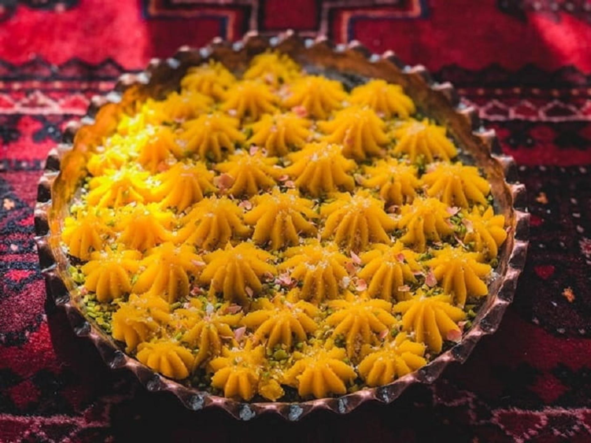 تزئین حلوا با آرد گندم