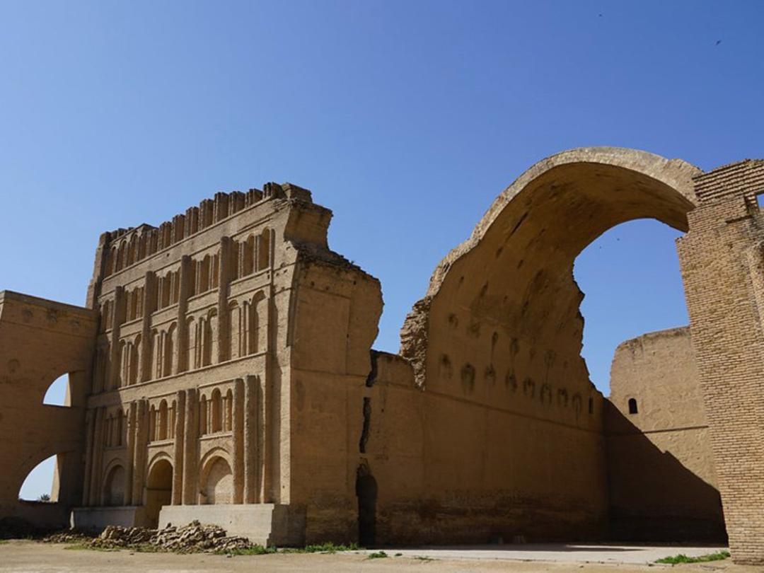 نمای طاق کسری و دیوار کناری آن از دور زیر آفتاب
