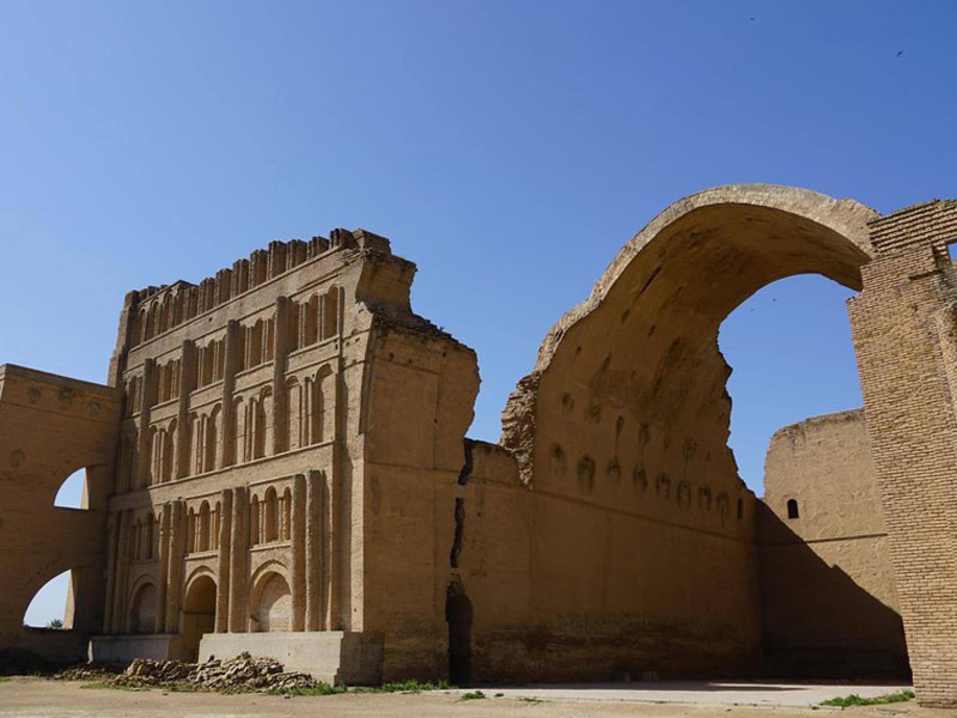 نمای طاق کسری و دیوار کناری آن از دور زیر آفتاب