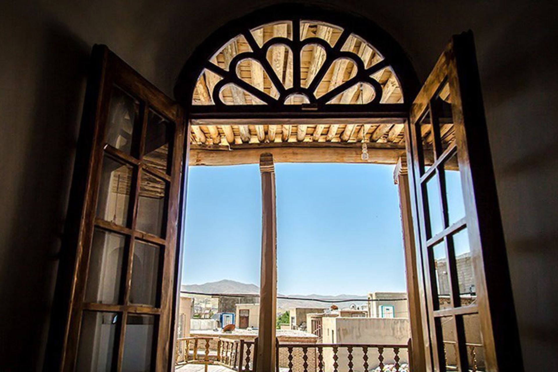 پنجره گشوده مسجد دو مناره سقز