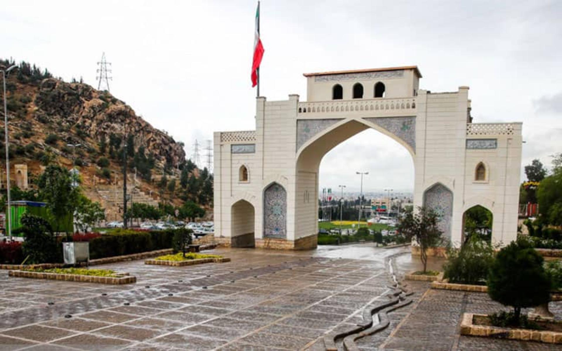 دروازه قرآن شیراز در طول روز
