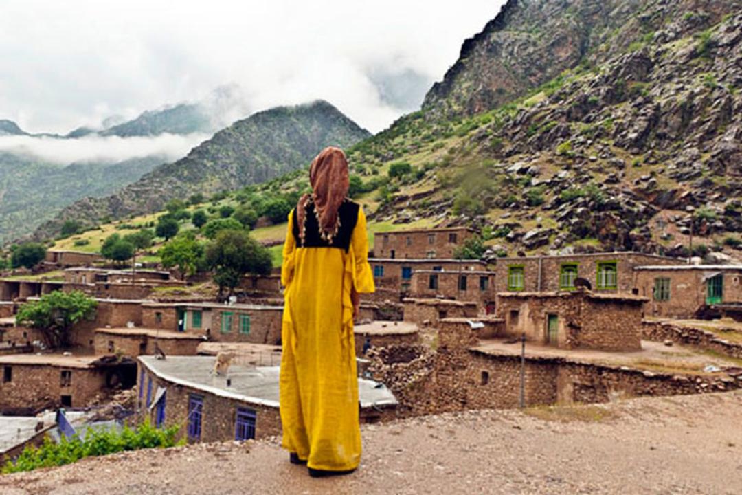 دختر کرد با لباس محلی کردی در روستای اورامان
