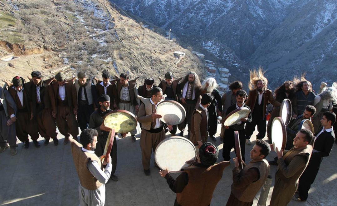 دف‌زنی دراویش در مراسم عروسی پیر شالیار