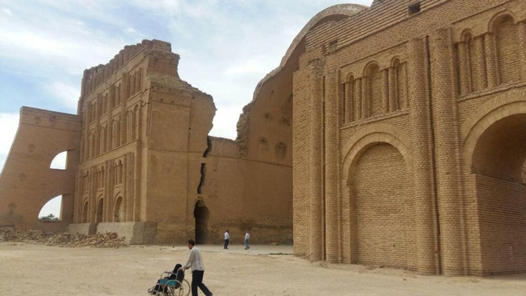 شکاف طاق کسری از نمای دور