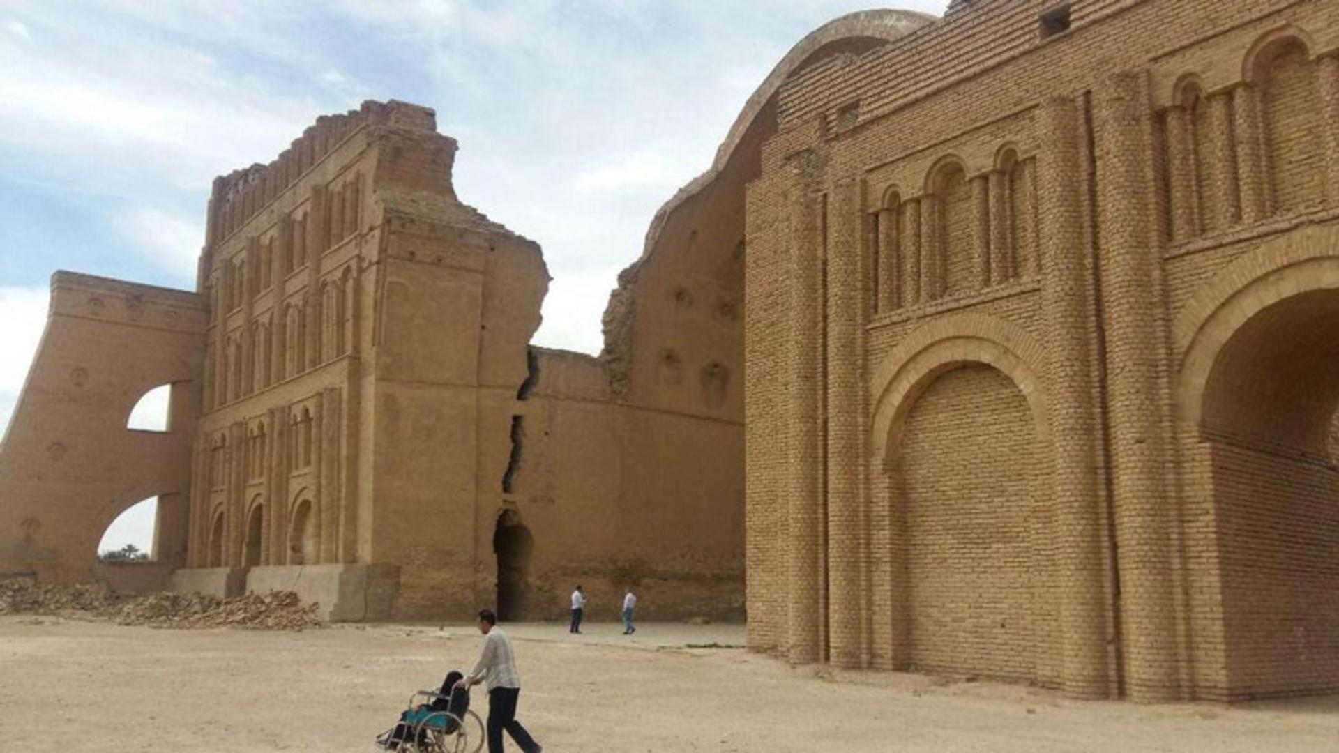 شکاف طاق کسری از نمای دور