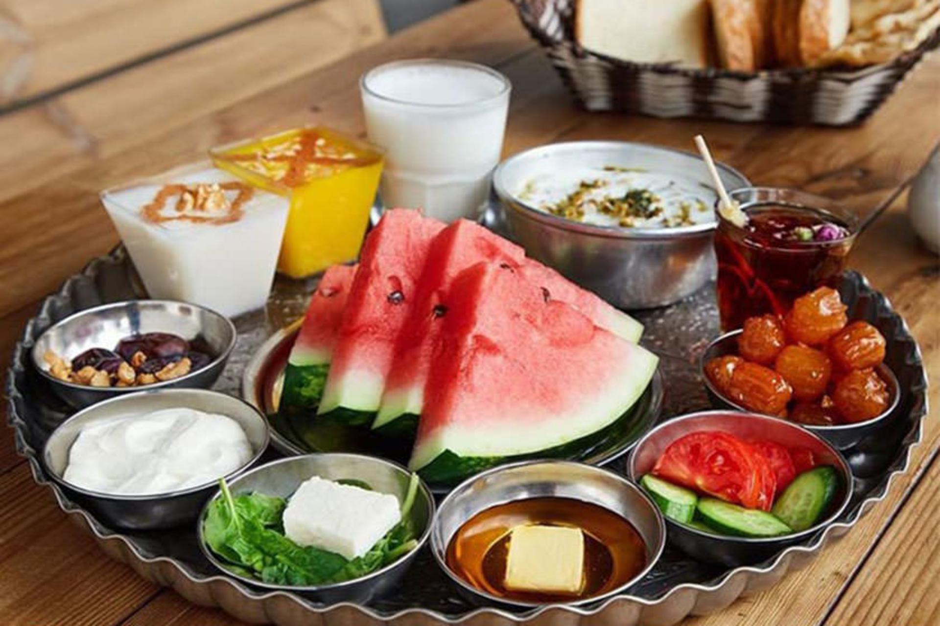 سینی افطاری با هندوانه و پنیر