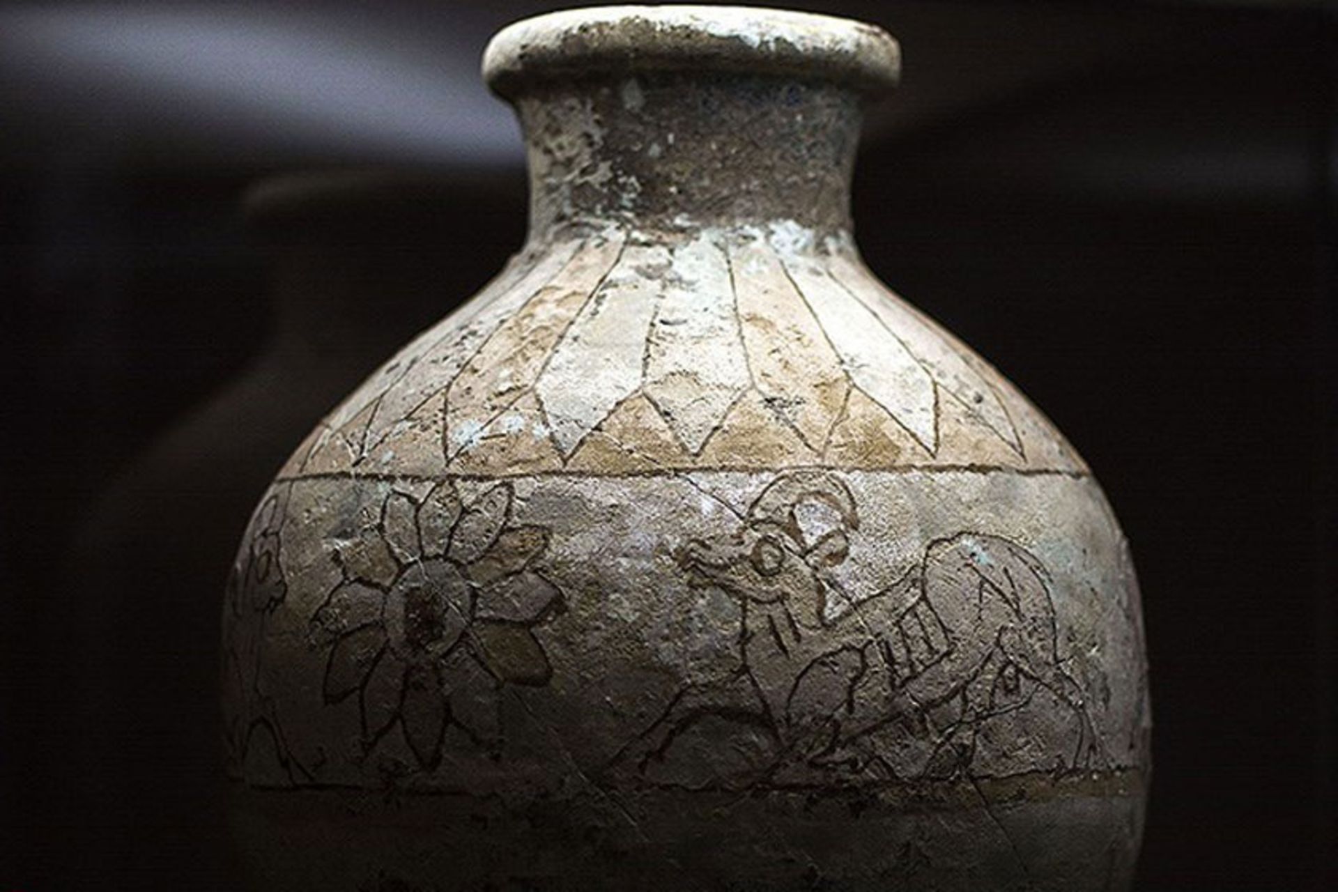 ظرف سفالی قدیمی در موزه سنندج عمارت سالار سعید
