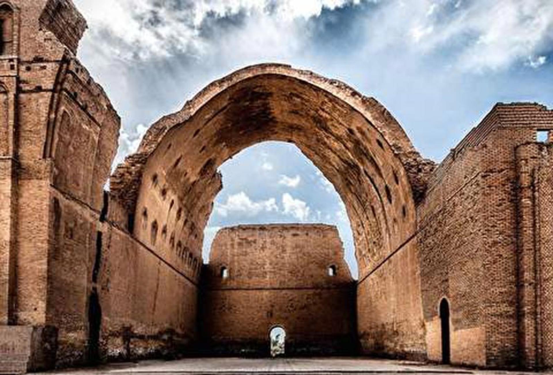 نمای بیرونی طاق کسری زید اسمان پر ابر