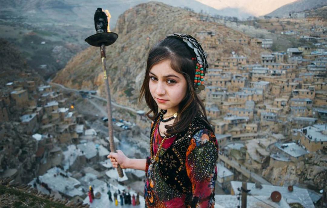 دختر کرد با لباس محلی کردی در روستای اورامان