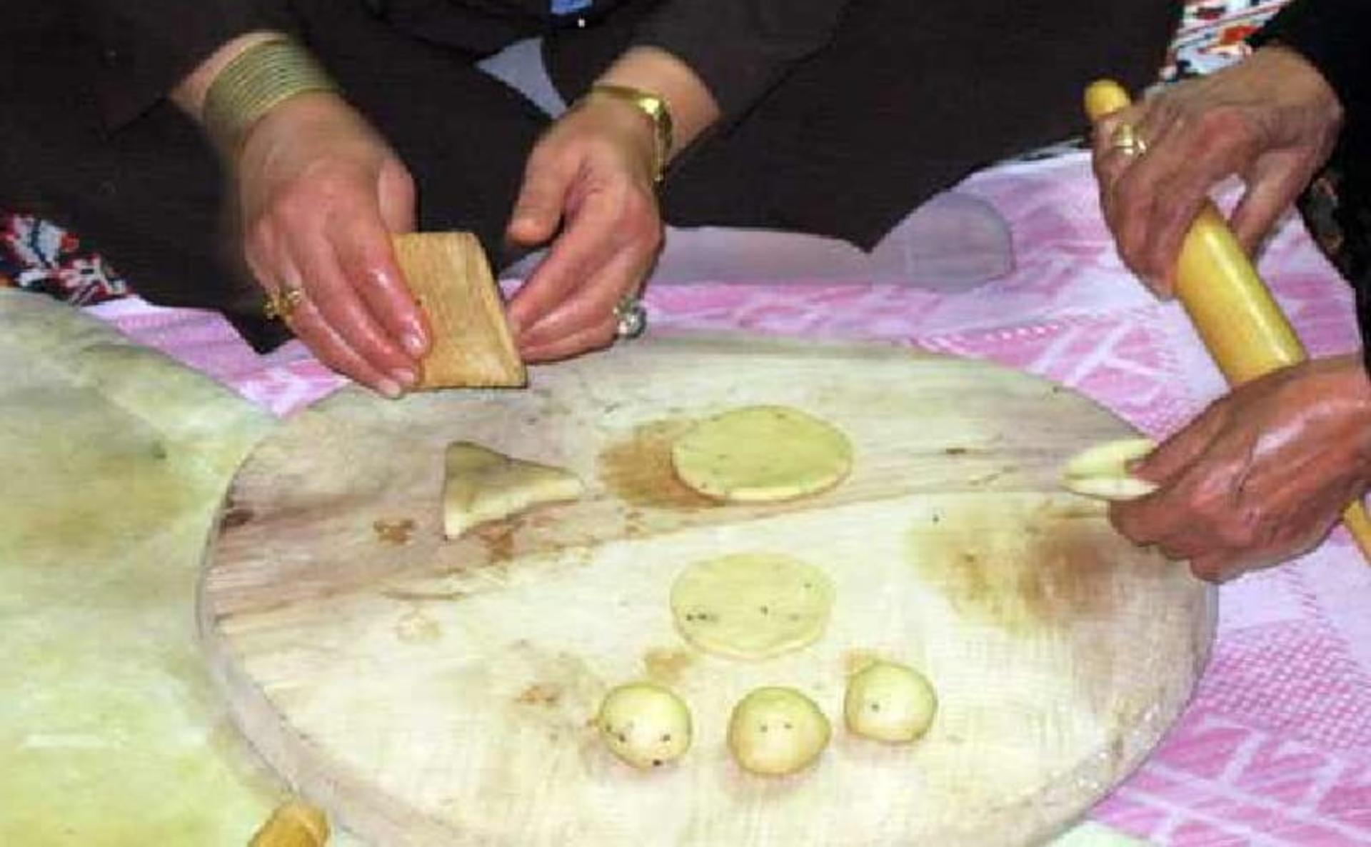 آماده سازی کلوچه خرمایی