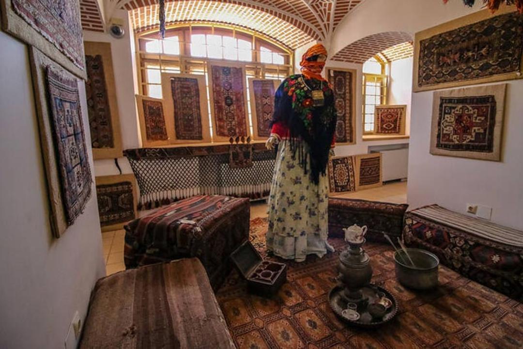 مانکن زن موزه قاجار تبریز