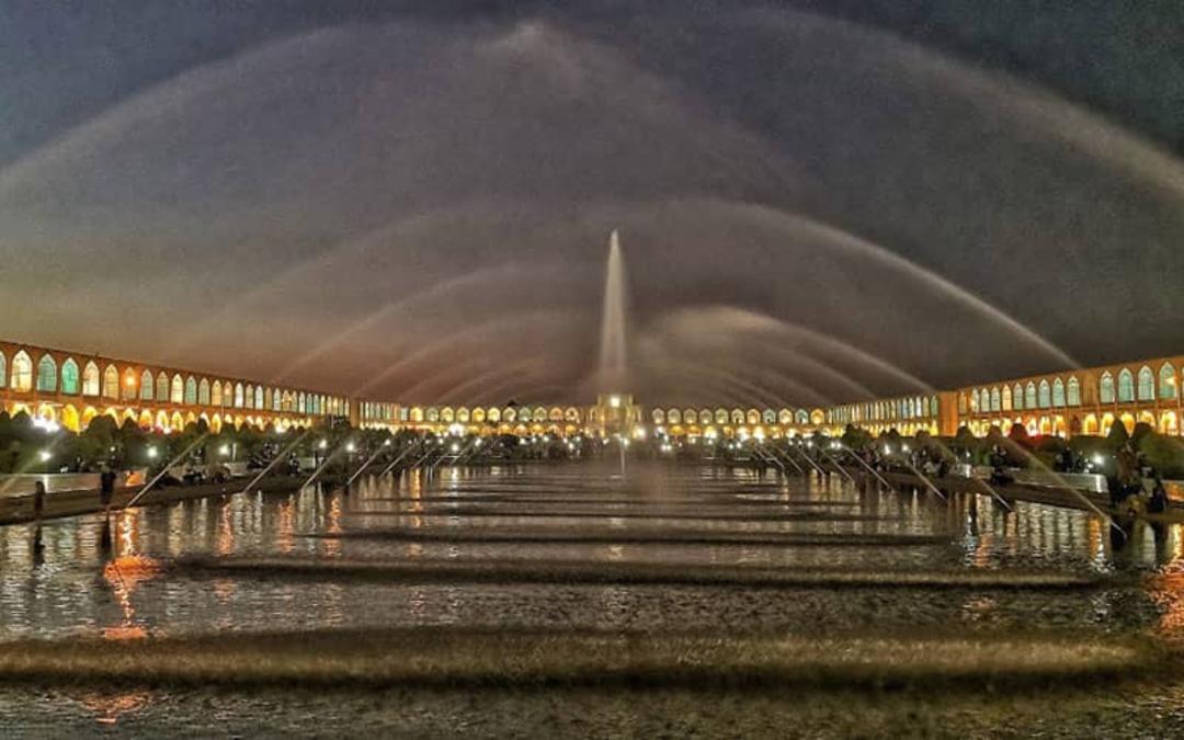 حوض میدان نقش جهان در شب