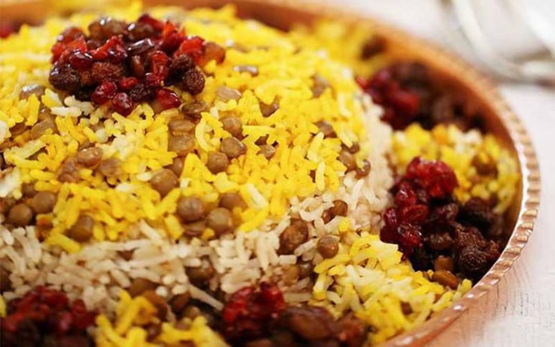 عدس پلو با تزیین زرشک و کشمش