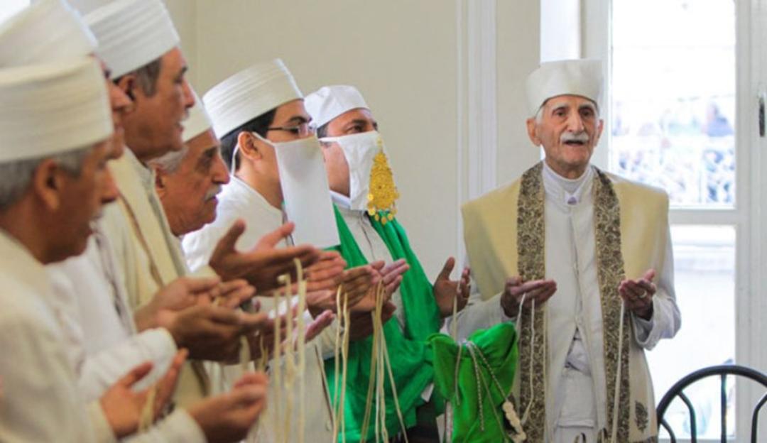 موبدان زرتشتی در حال نیایش در جشن خردادگان