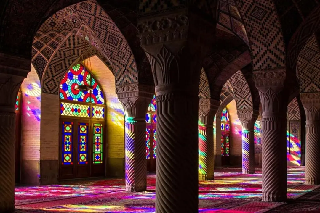بازتاب نور رنگی شیشه ها در فضای مسجد نصیر الملک