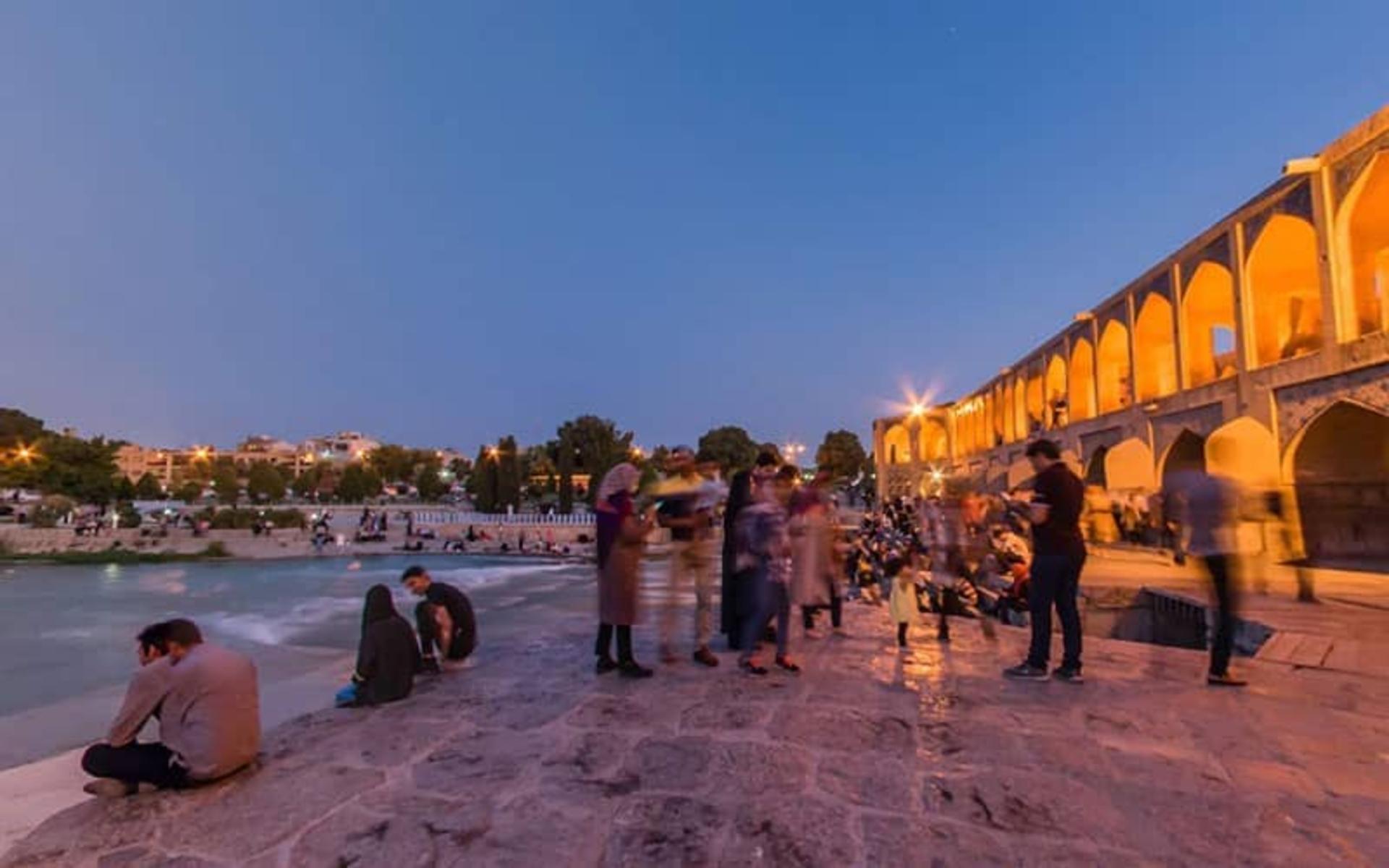 تفریح شبانه گردشگران در پل خواجو