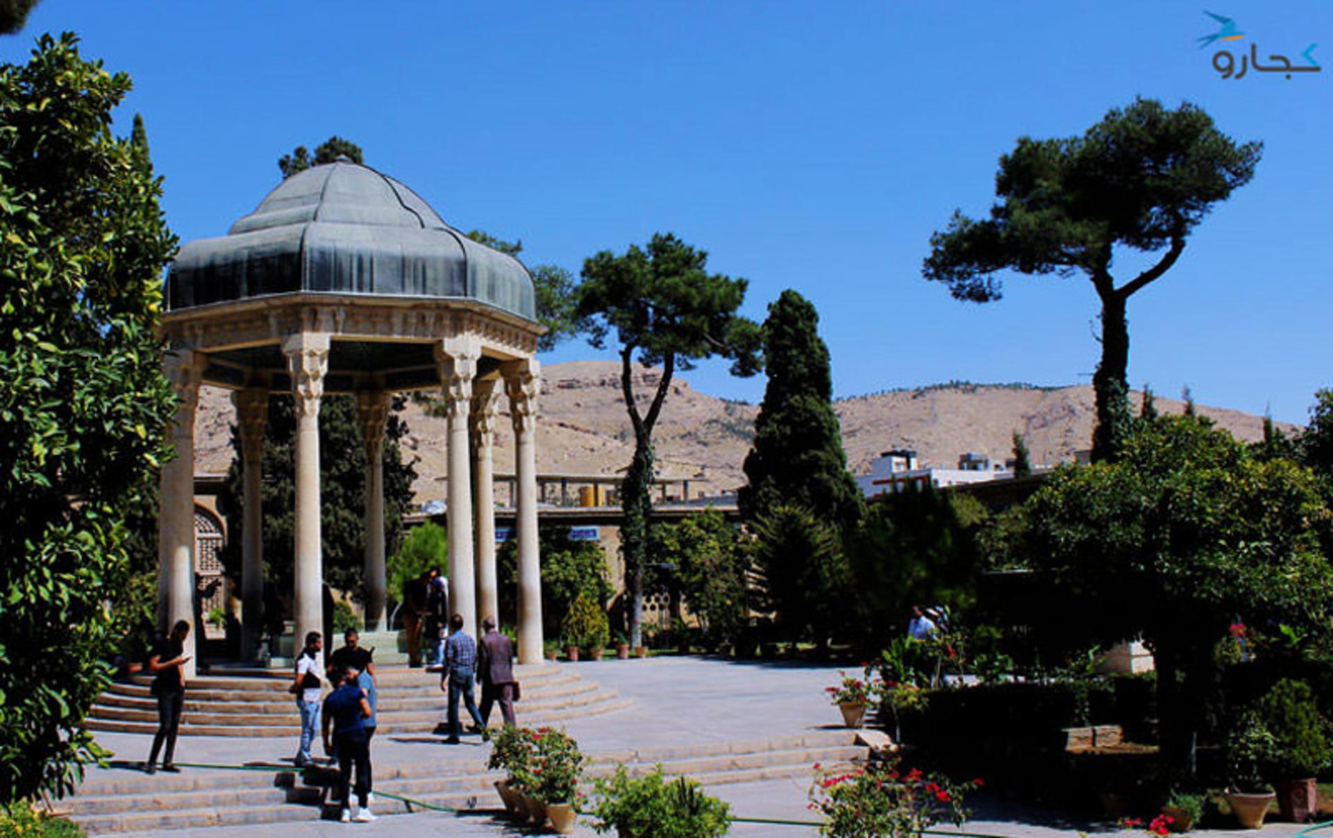 مقبره حافظ در صحن شمالی حافظیه