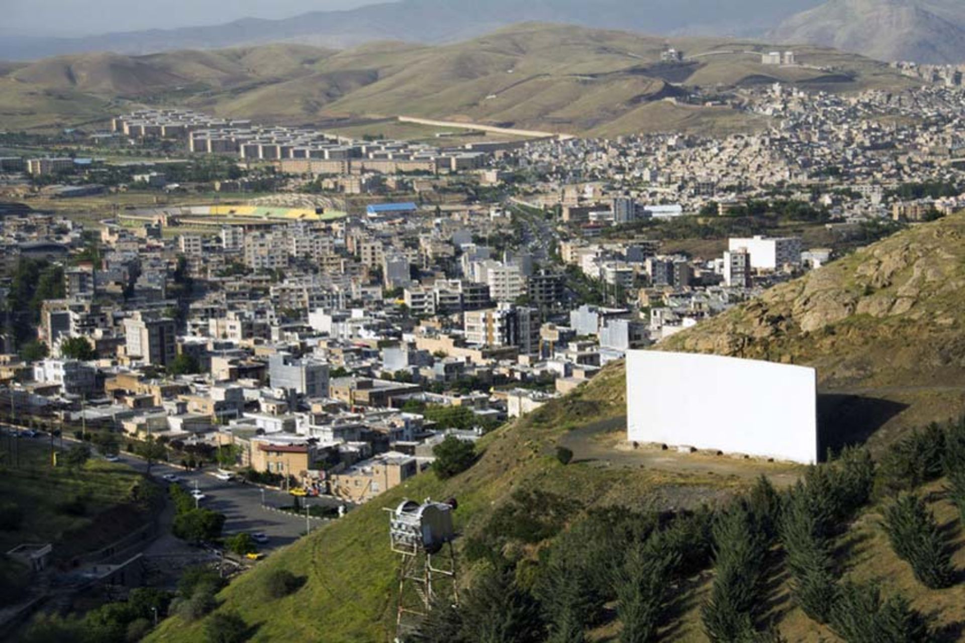 سینمای روباز سنندج از دور