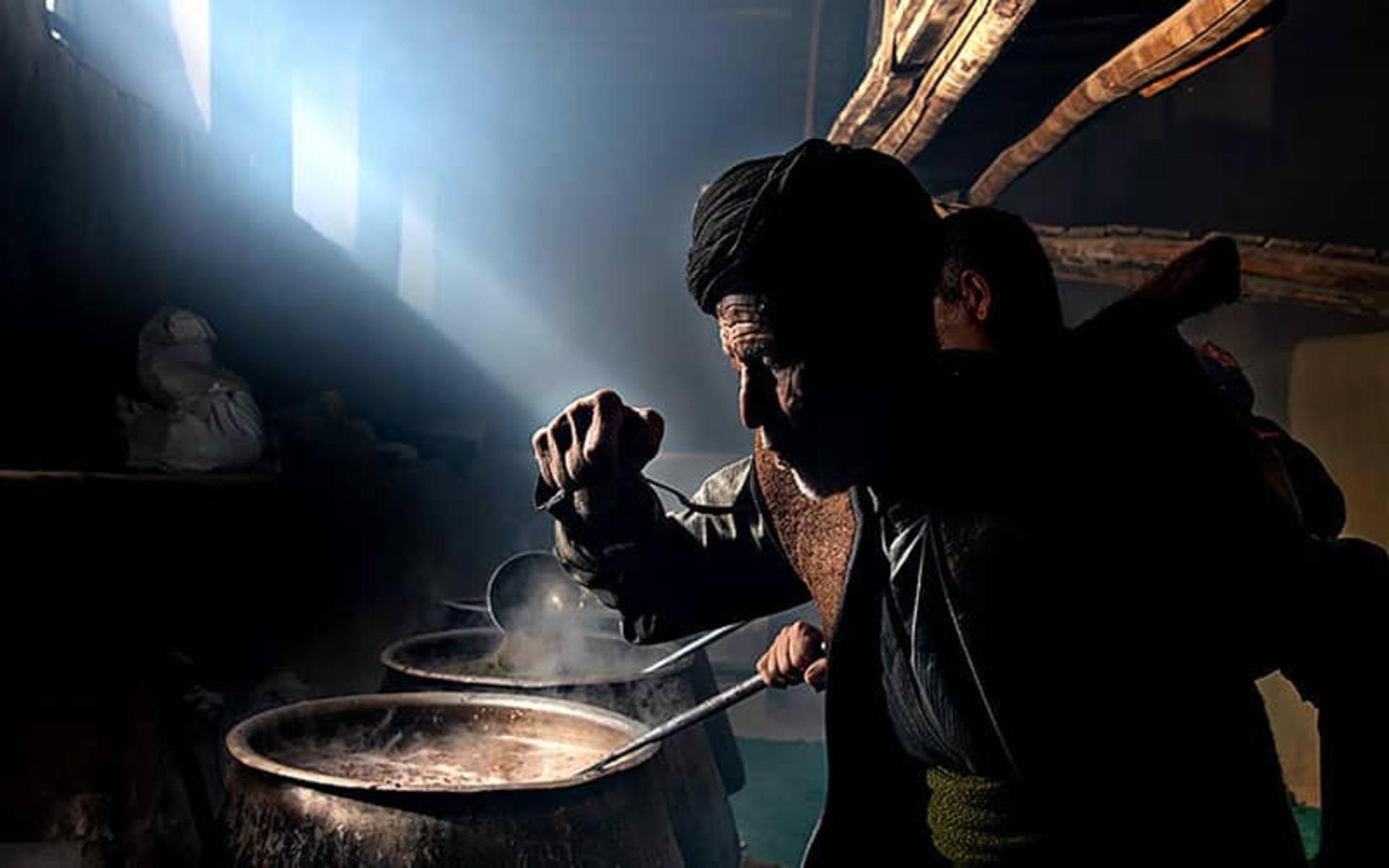یکی از بزرگان کرد مشغول تهیه غذای مراسم پیر شالیار