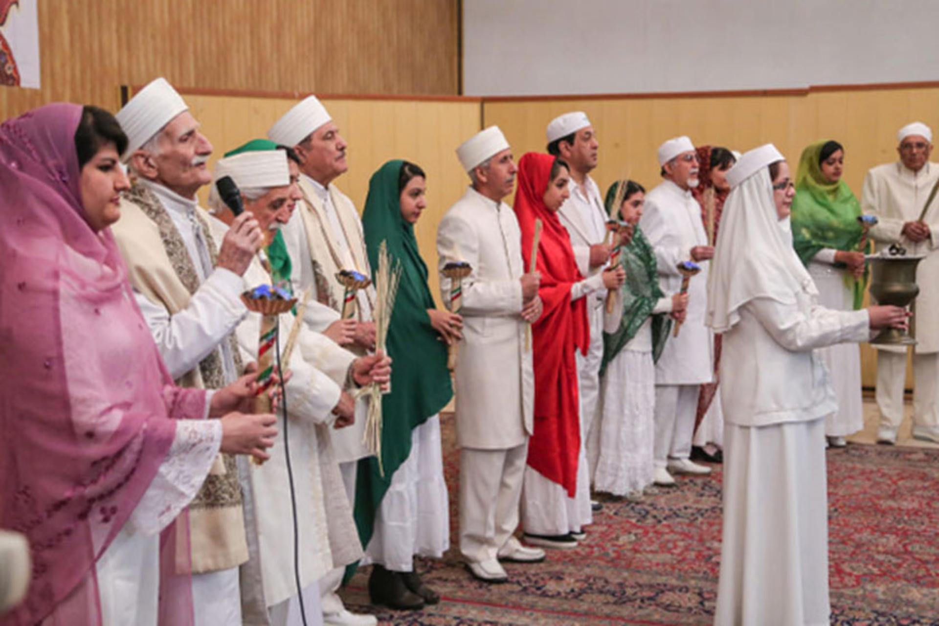 زرتشتیان در حال برگزاری جشن اردیبهشتگان