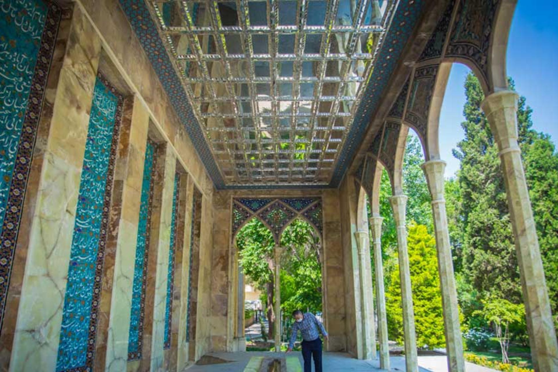 نمای داخلی آرامگاه صائب تبریزی