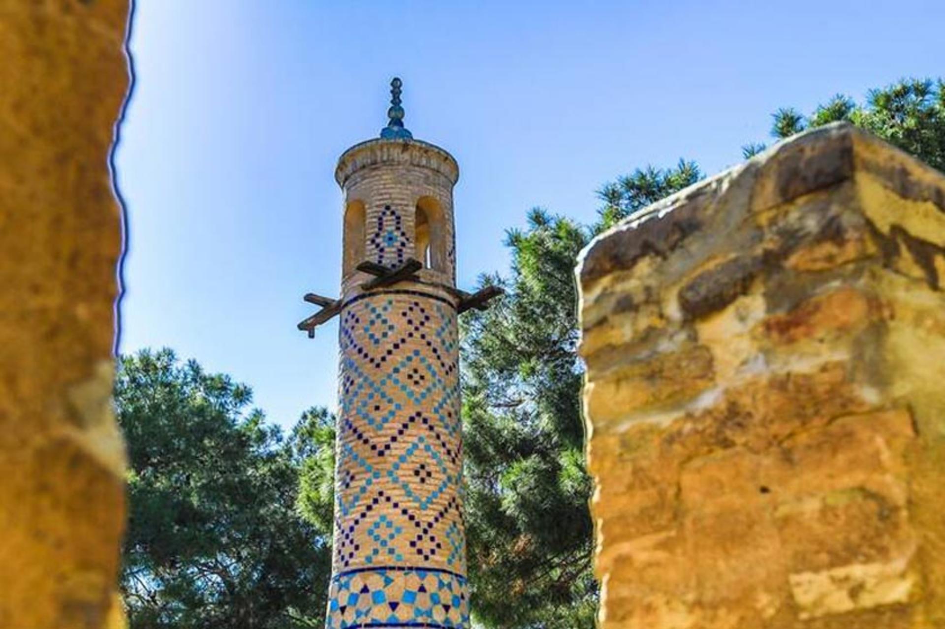 مناره منارجنبان اصفهان با تزیینات کاشی‌کاری