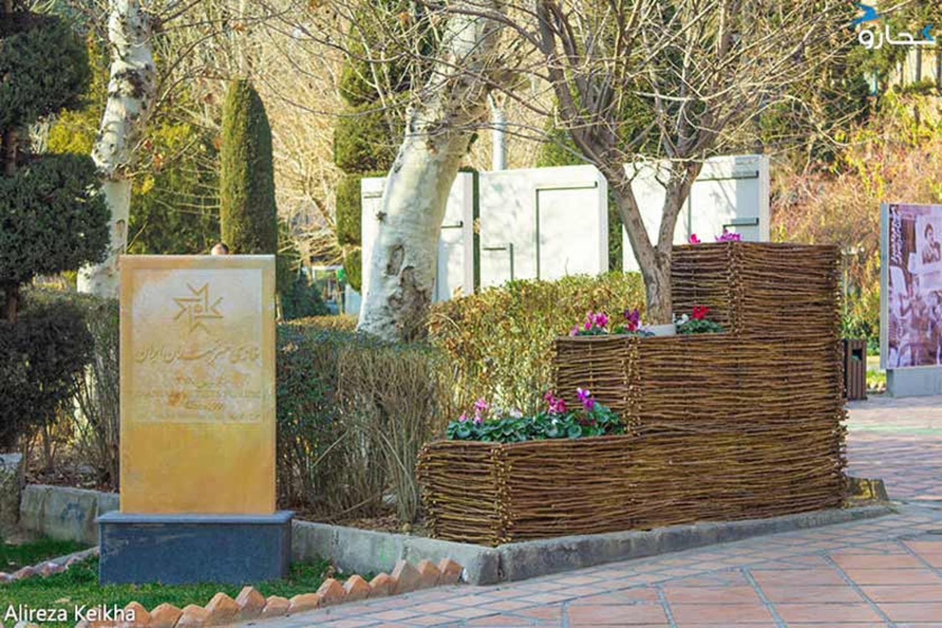 گل‌کاری در پارک هنرمندان