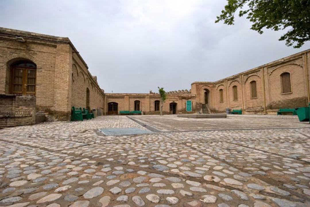 نمای داخلی قلعه فلک الافلاک از روی زمین