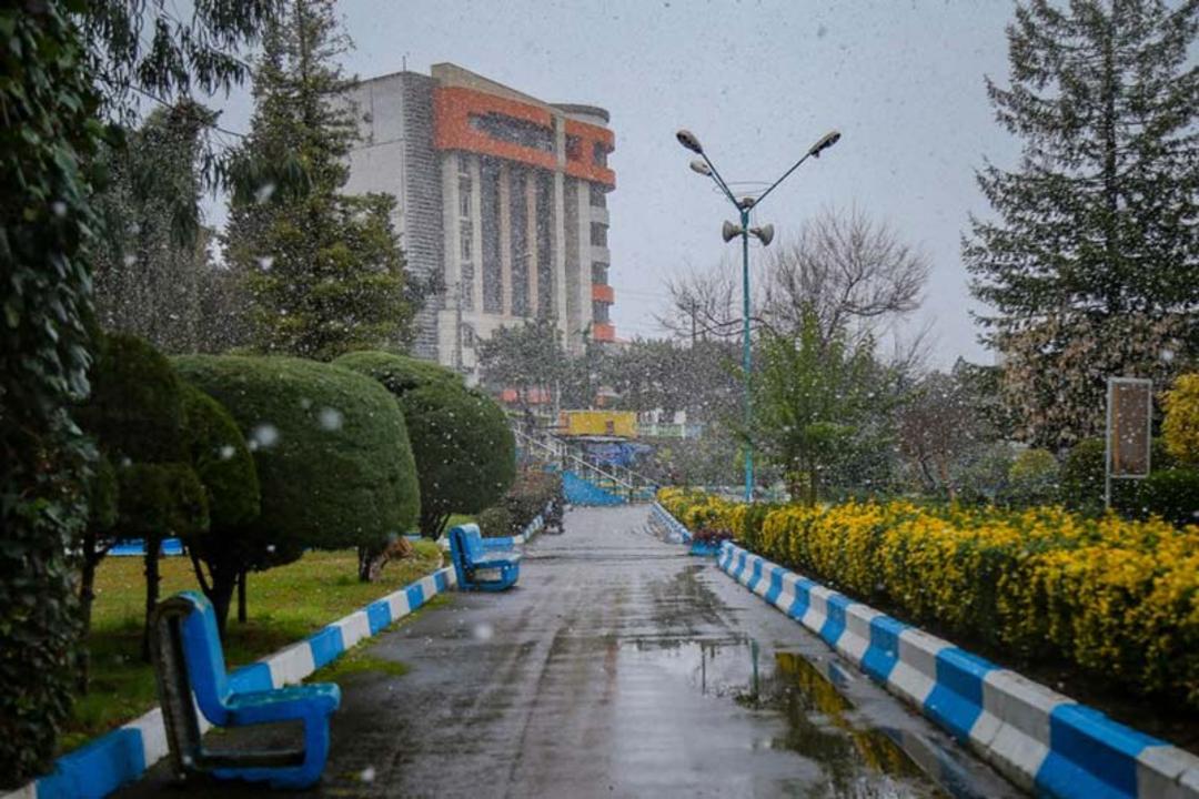 بارش برف در پارک دهکده طلایی آمل