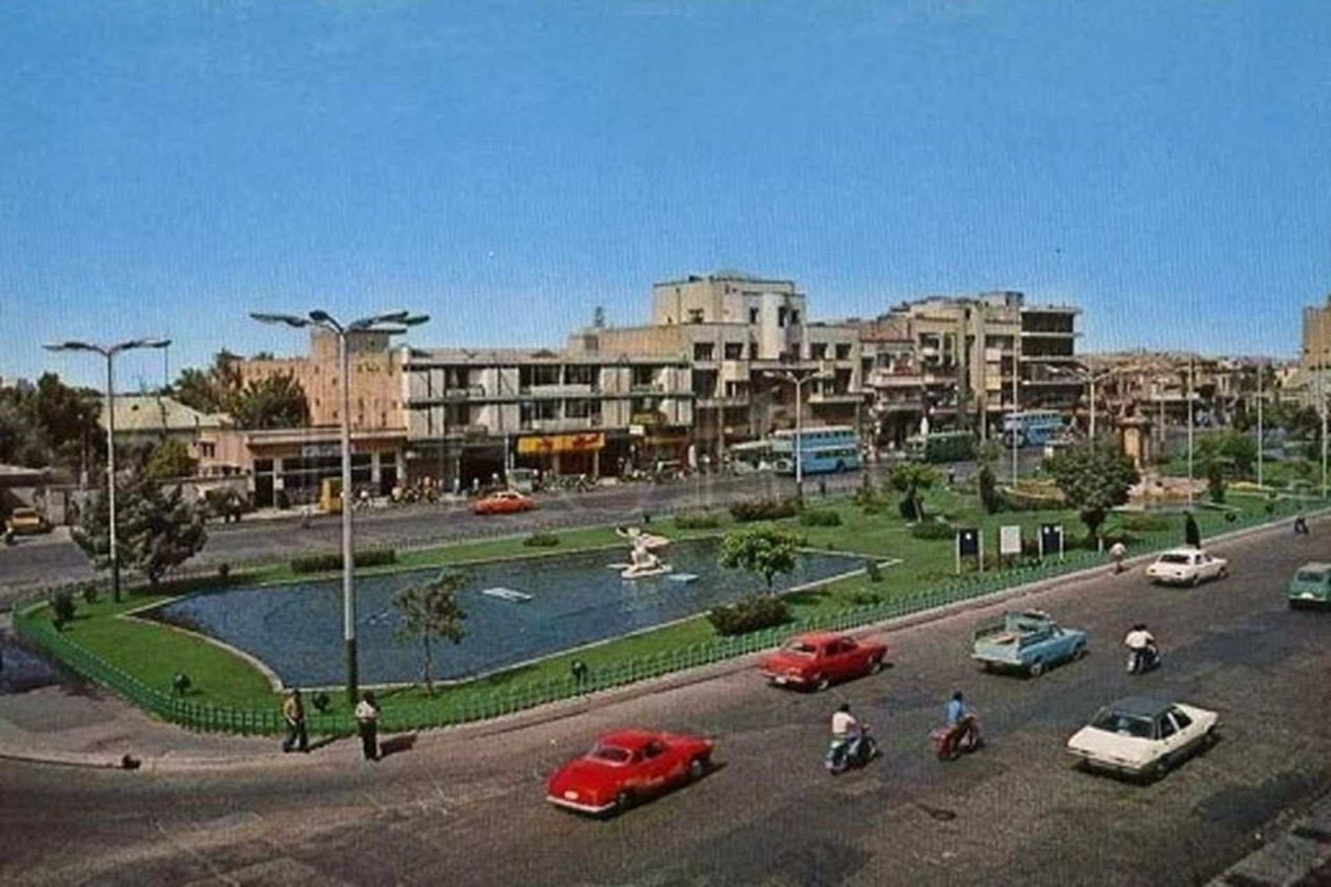 عکس رنگی از میدان بهارستان در دهه ۱۳۴۰ 