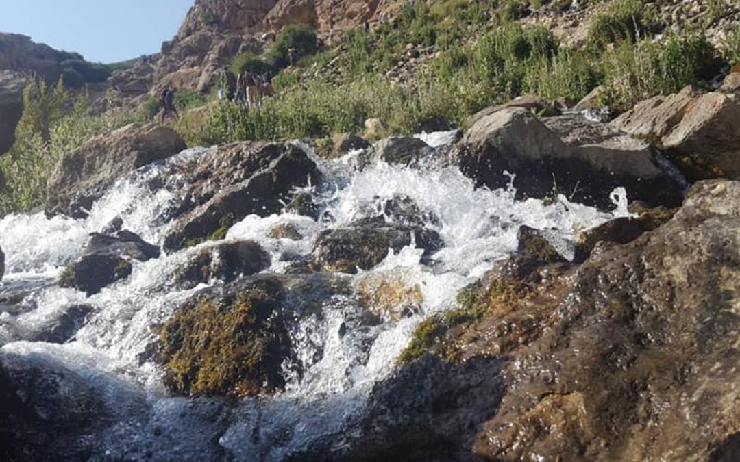 جریان آب روی سنگ های رودخانه