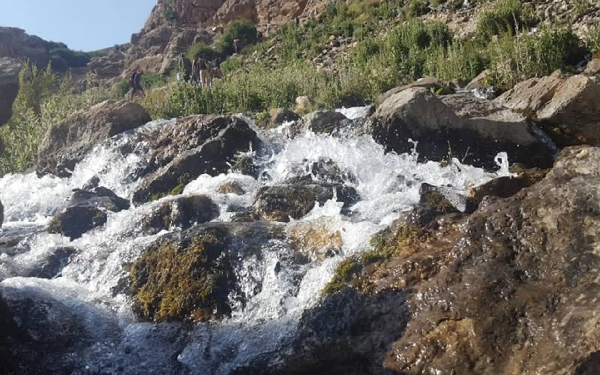 جریان آب روی سنگ های رودخانه
