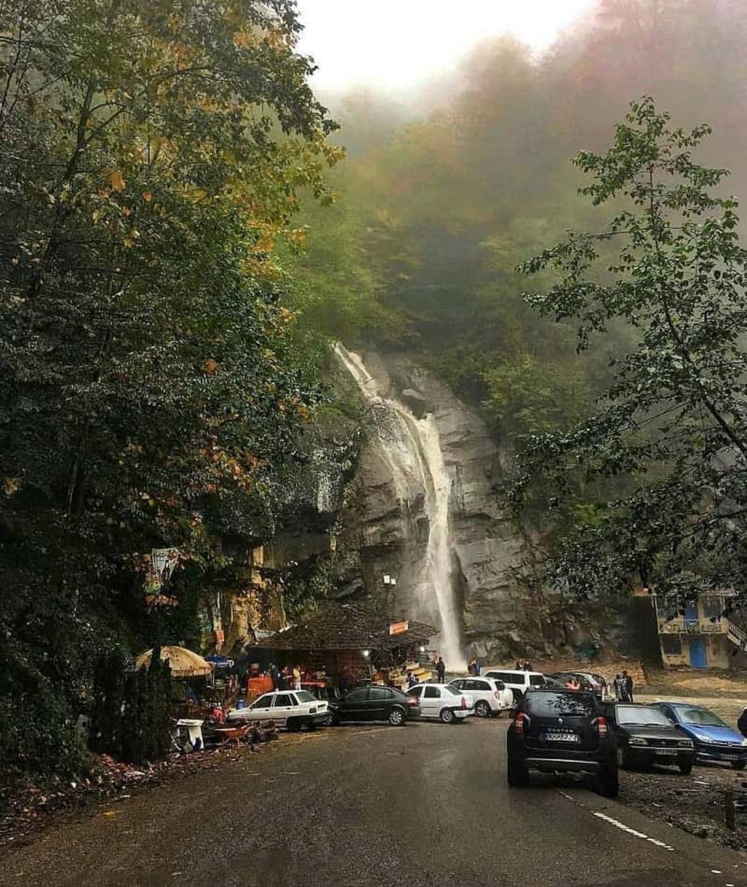 تماشای آبشار در جاده جواهرده