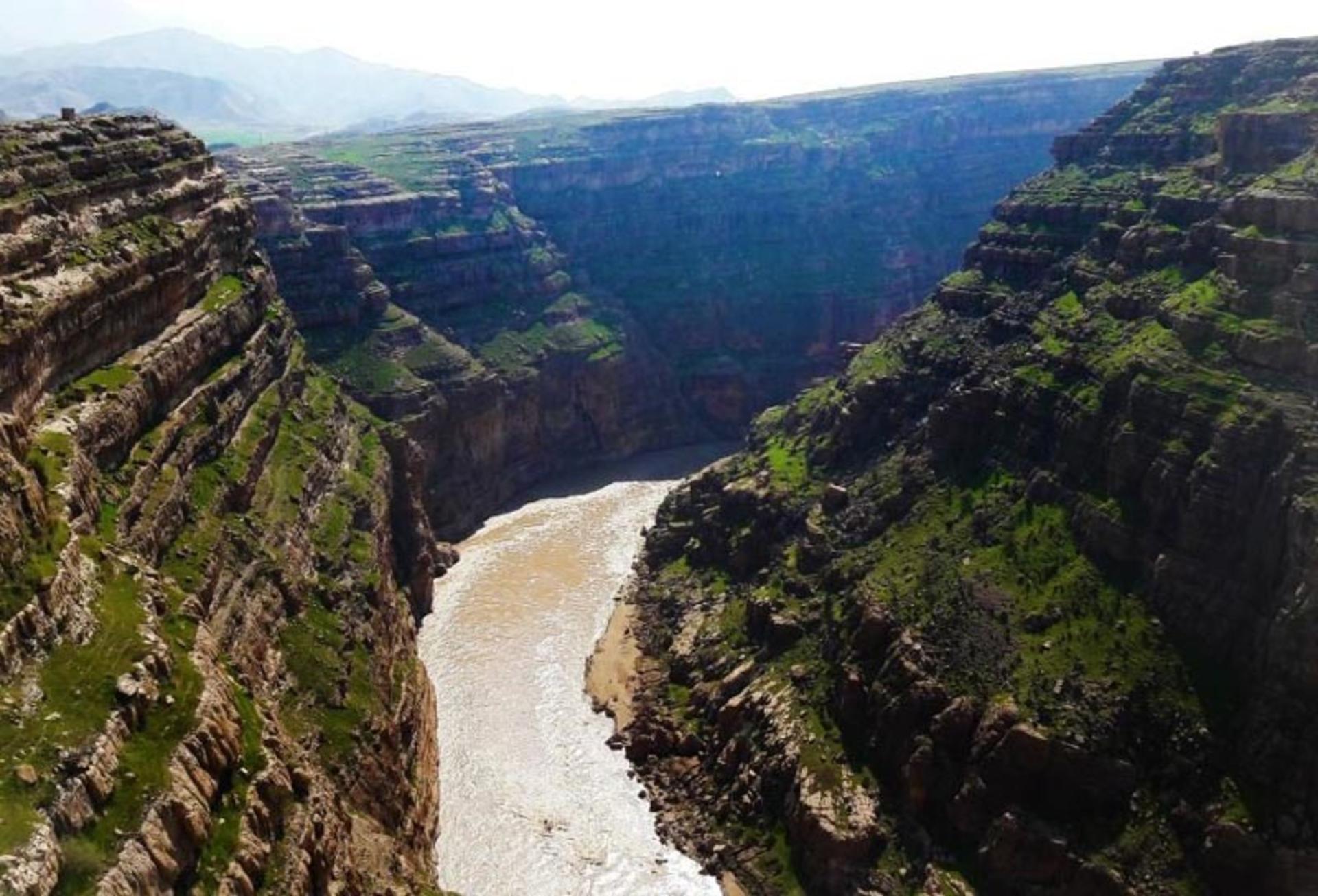 رودخانه جاری در تنگه شیرز لرستان