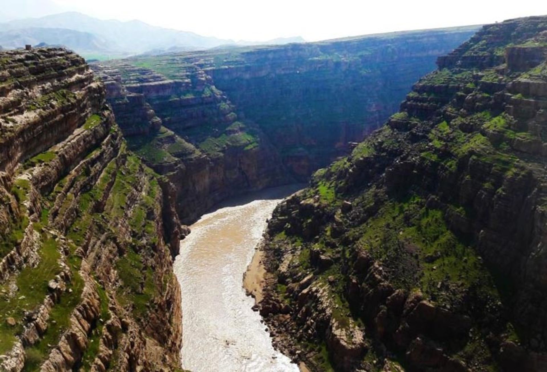 رودخانه جاری در تنگه شیرز لرستان