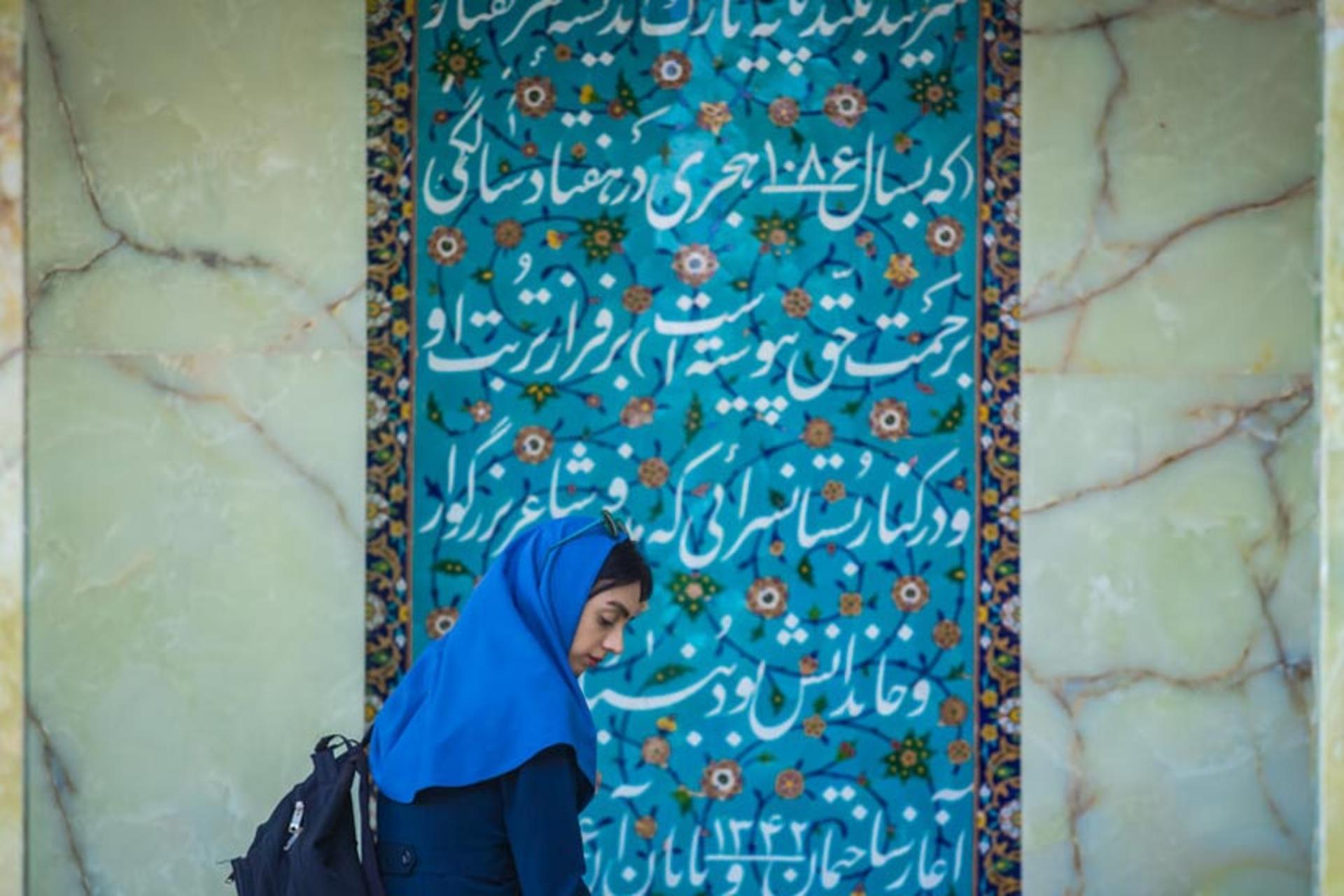 سنگ قبر و شعری از صائب تبریزی در آرامگاه صائب تبریزی